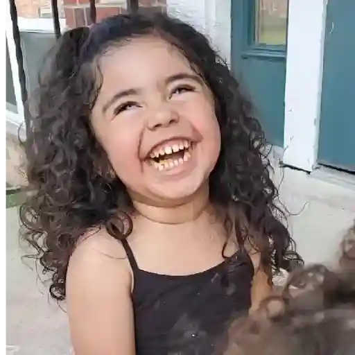 Figurinha: Menina rindo muito