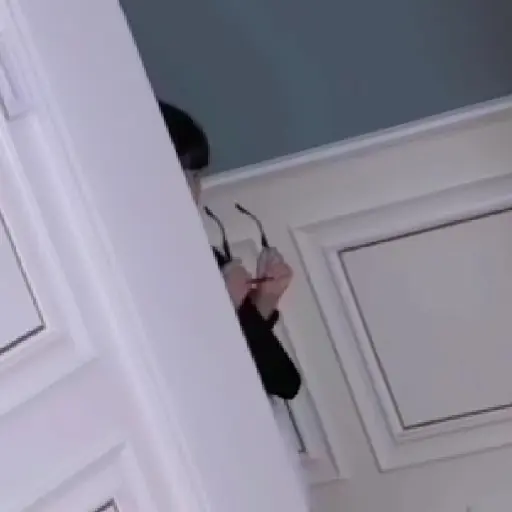 Figurinha: Homem segurando óculos
