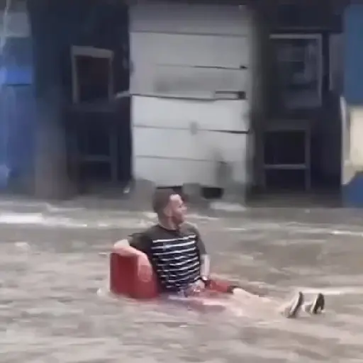 Figurinha: Homem relaxando em poltrona na água