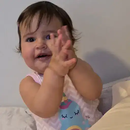Figurinha: Bebê batendo palmas