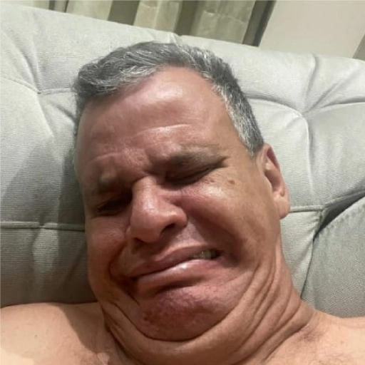 Figurinha: Homem com cara de sofrimento