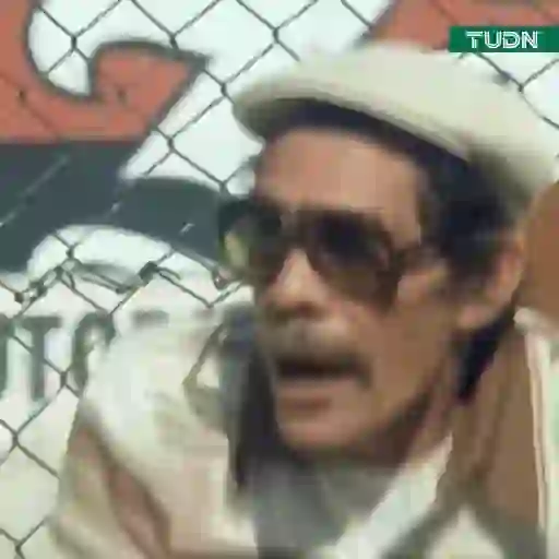 Figurinha: Homem tirando óculos escuros