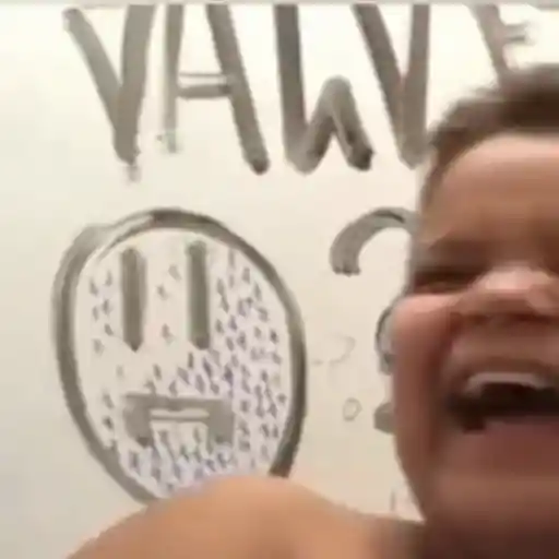 Figurinha: Criança ri desenhando no quadro branco