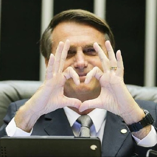 Figurinha: Bolsonaro faz coração com as mãos