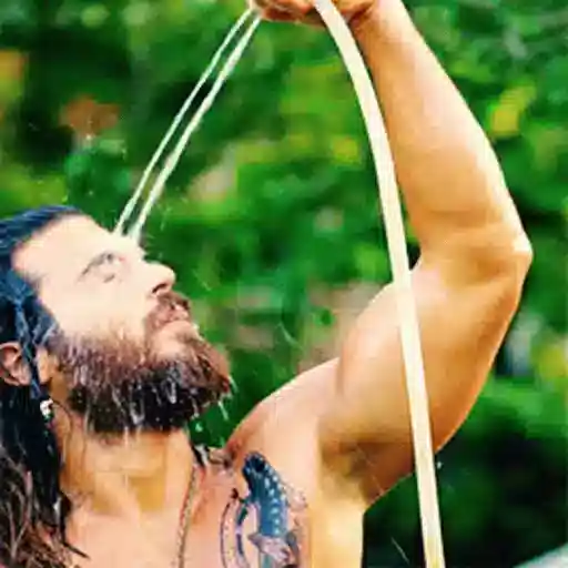 Figurinha: Homem se refrescando com água