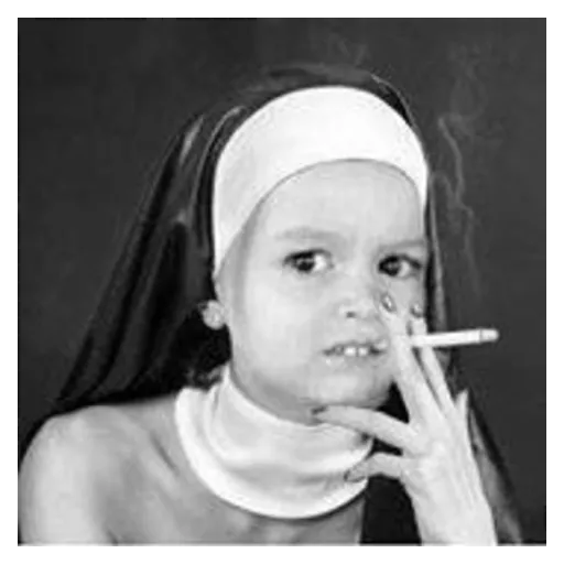 Figurinha: Freira Fumando