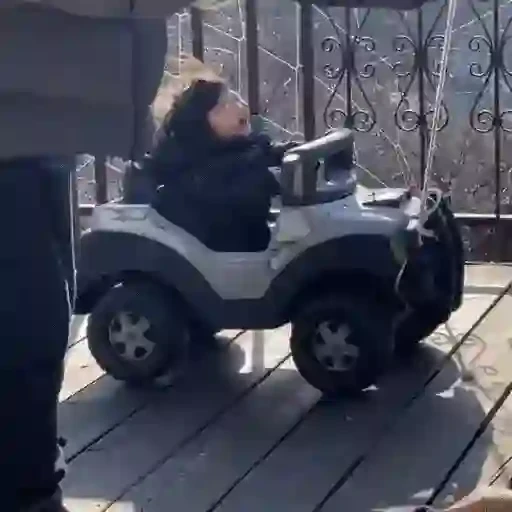 Figurinha: Criança em carrinho animado