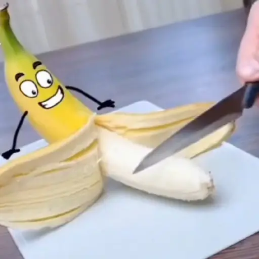 Figurinha: Banana assustada sendo cortada