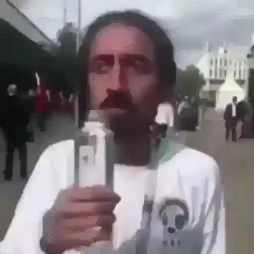 Figurinha: Homem bebe água da garrafa