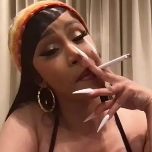 Figurinha: Cardi B fumando