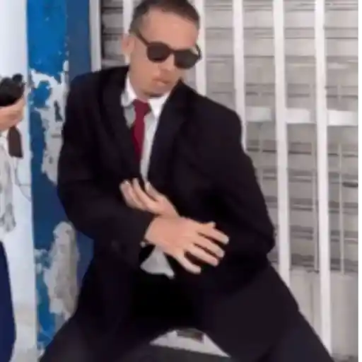 Figurinha: Homem de terno dançando