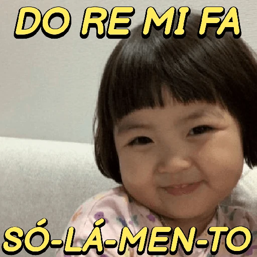Figurinha: Menina cantando "Do Re Mi Fa"