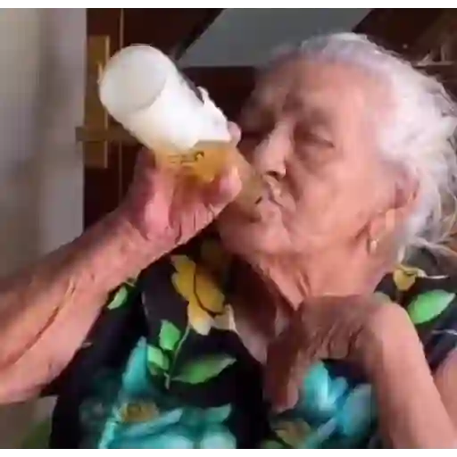 Figurinha: Vovó Bebendo em Garrafinha
