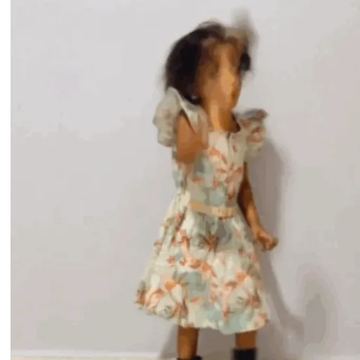 Figurinha: Menina dançando com vestido florido