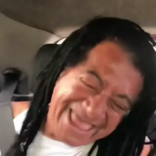 Figurinha: Homem rindo com dreadlocks