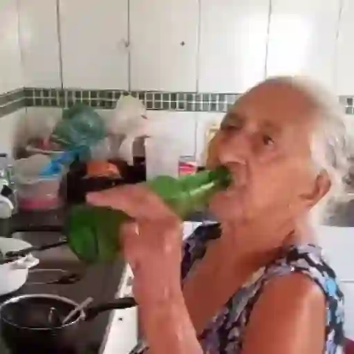 Figurinha: Vovó bebendo cerveja
