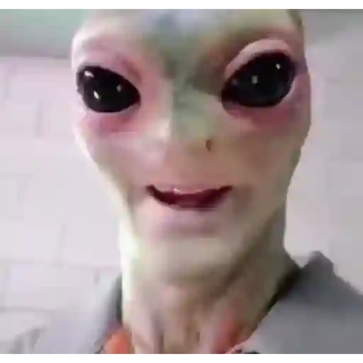 Figurinha: Alienígena com dentes postiços engraçado