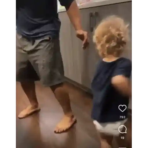 Figurinha: Pai e filho dançando juntos