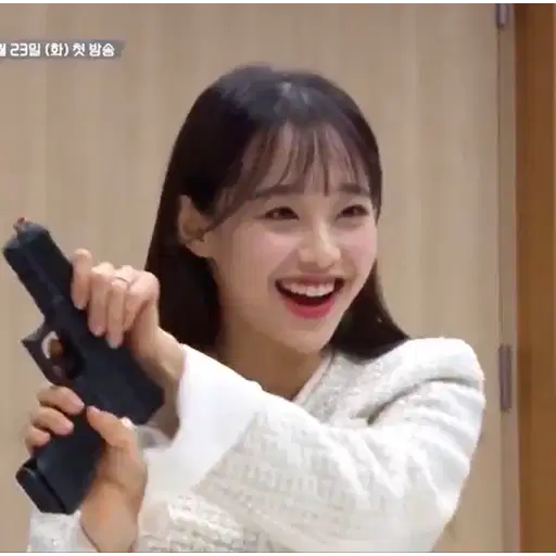 Figurinha: Kim Ji-woo com arma falsa