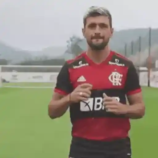 Figurinha: Jogador do Flamengo faz sinais