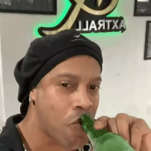 Figurinha: Ronaldinho bebendo
