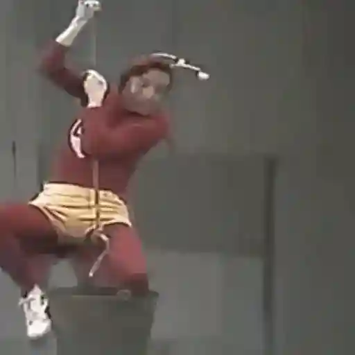 Figurinha: Chaves descendo de corda