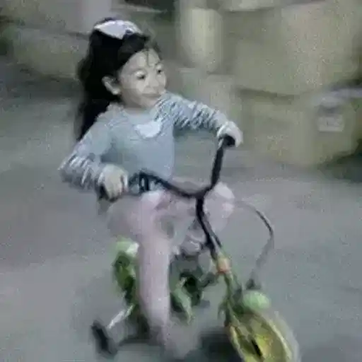 Figurinha: Menina chega na bicicleta
