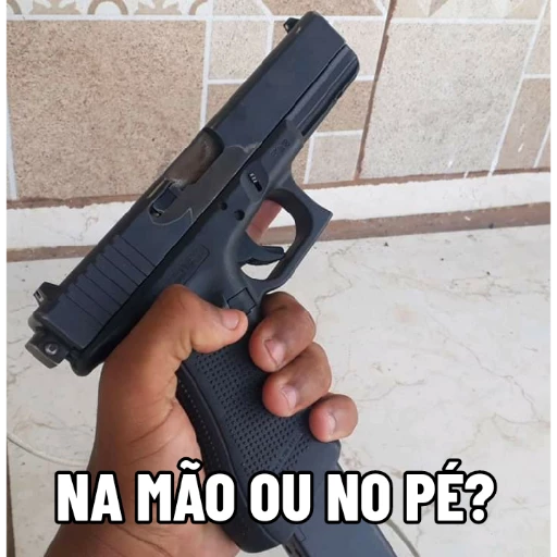 Figurinha: Arma na mão ou no pé?