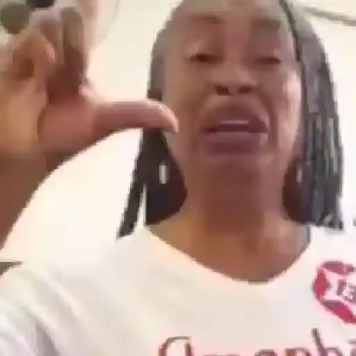 Figurinha: Mulher fazendo sinal de pouco