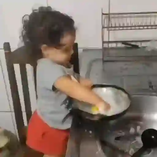 Figurinha: Criança lavando louça