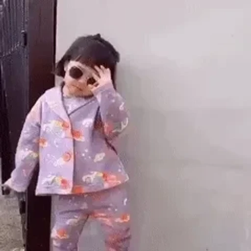 Figurinha: Criança Dançando Estilo Livre