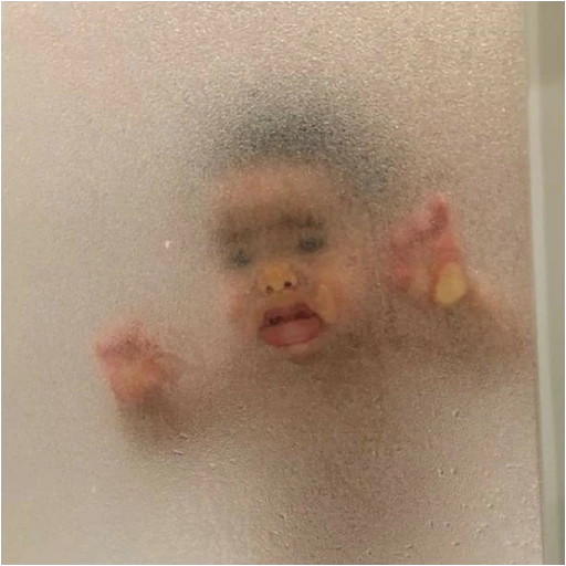Figurinha: Bebê na Vidraça Embaçada