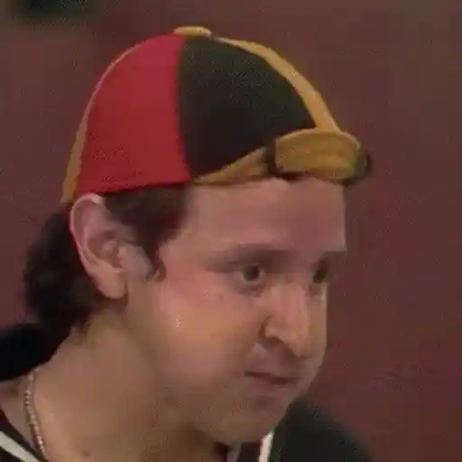 Figurinha: Chaves usando boné