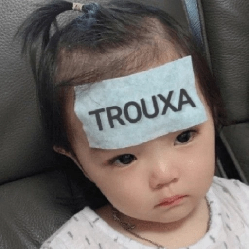 Figurinha: Bebê com adesivo de trouxa na testa