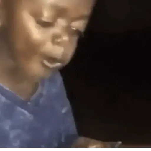 Figurinha: Menino pensando no que comer