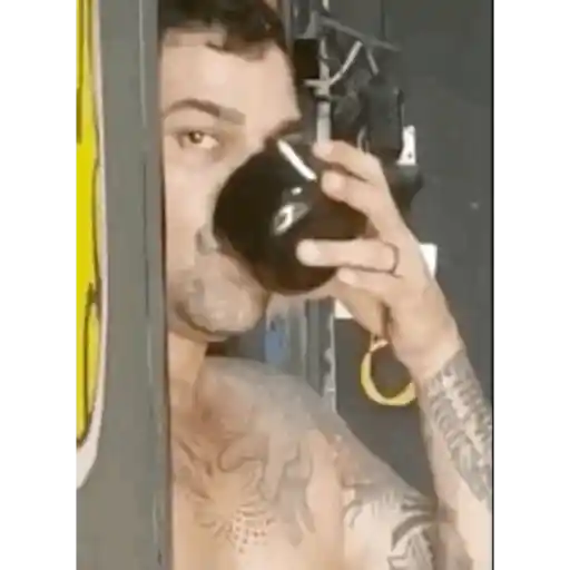 Figurinha: Homem bebendo café