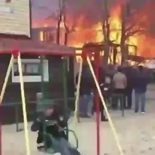 Figurinha: Menino brinca em gangorra com incêndio a