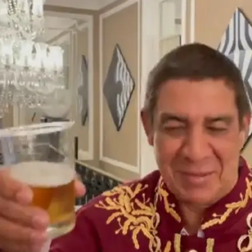 Figurinha: Zeca Pagodinho brindando