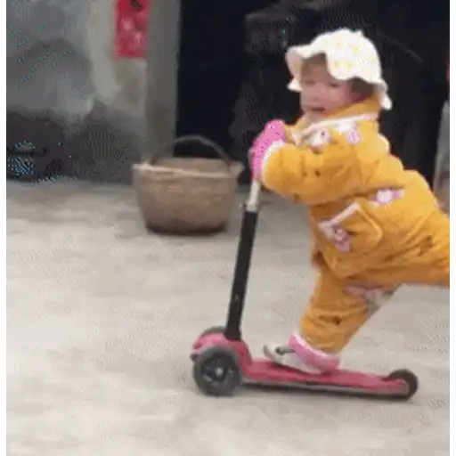 Figurinha: Bebê anda de patinete