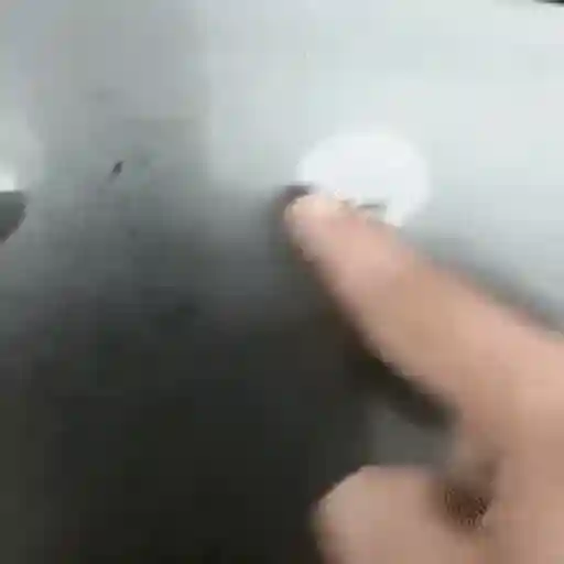 Figurinha: Rosto feliz na chuva