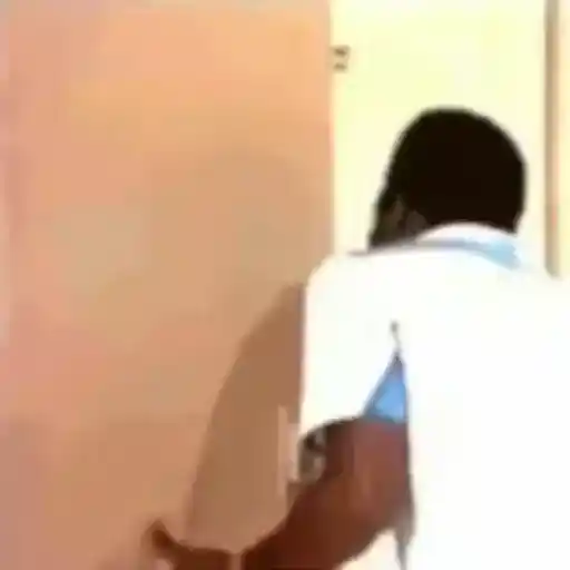 Figurinha: Homem batendo na porta