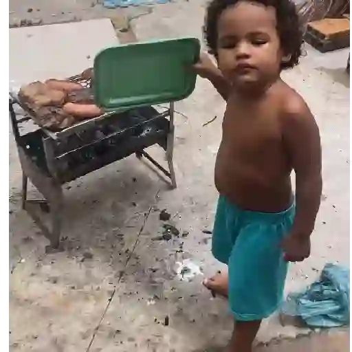 Figurinha: Criança ajudando no churrasco