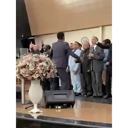 Figurinha: Homem dançando com fiéis
