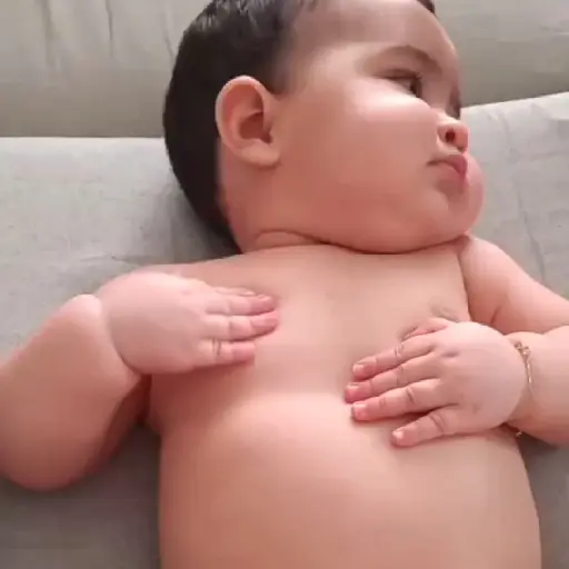 Figurinha: Bebê com bochechas infladas