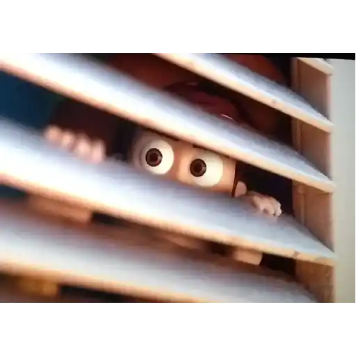 Figurinha: Olhos espiando pelas persianas