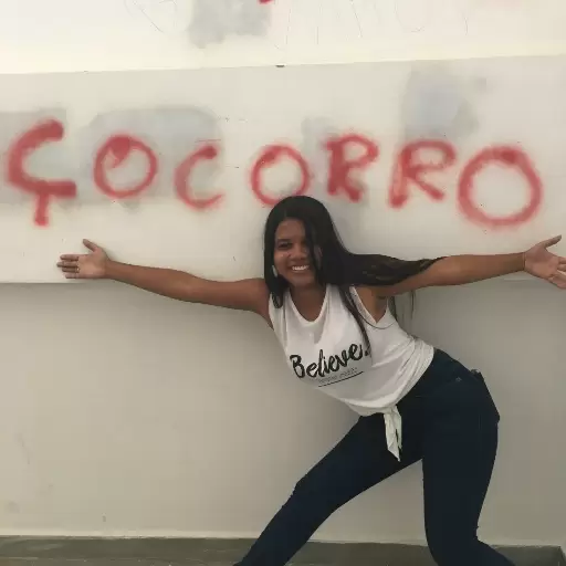 Figurinha: Menina com "ÇOCORRO"
