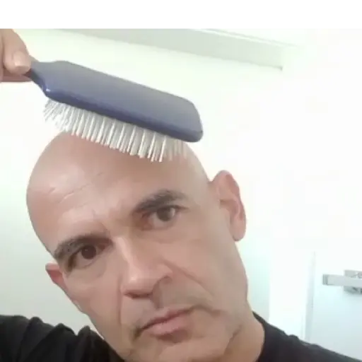 Figurinha: Homem careca penteia a cabeça