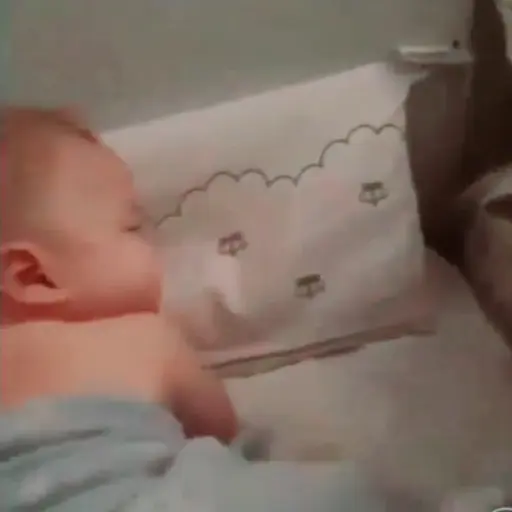 Figurinha: Bebê irritado