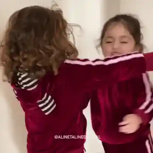 Figurinha: Abraço de irmãs