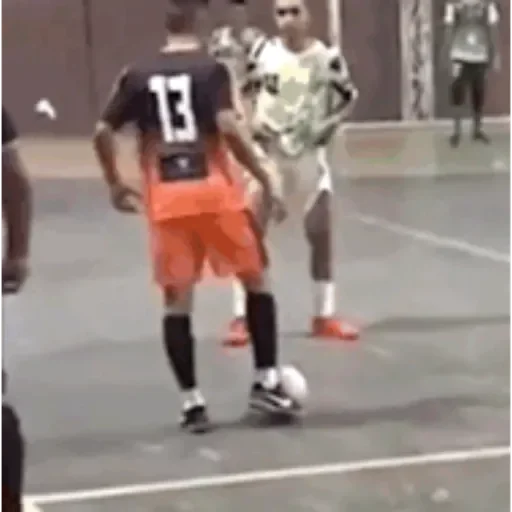 Figurinha: Jogador de futebol com a bola